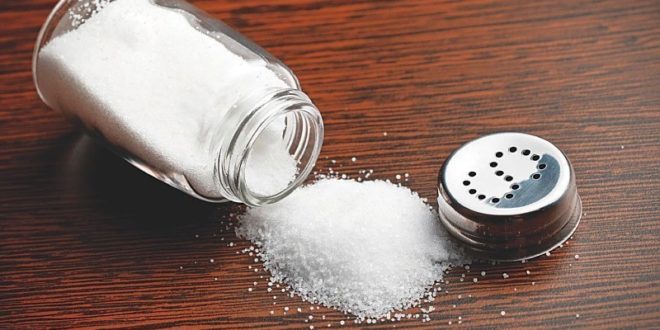 ریختن نمک در شامپو