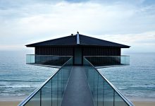 معماری خانه‌ای به شکل الماس بر فراز اقیانوس