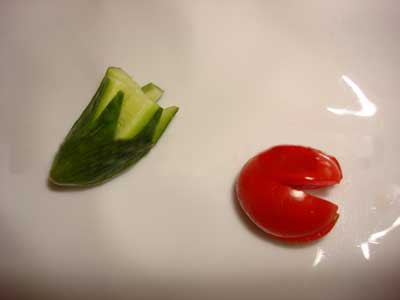 تزیین خیار و گوجه به شکل دسته گل لاله